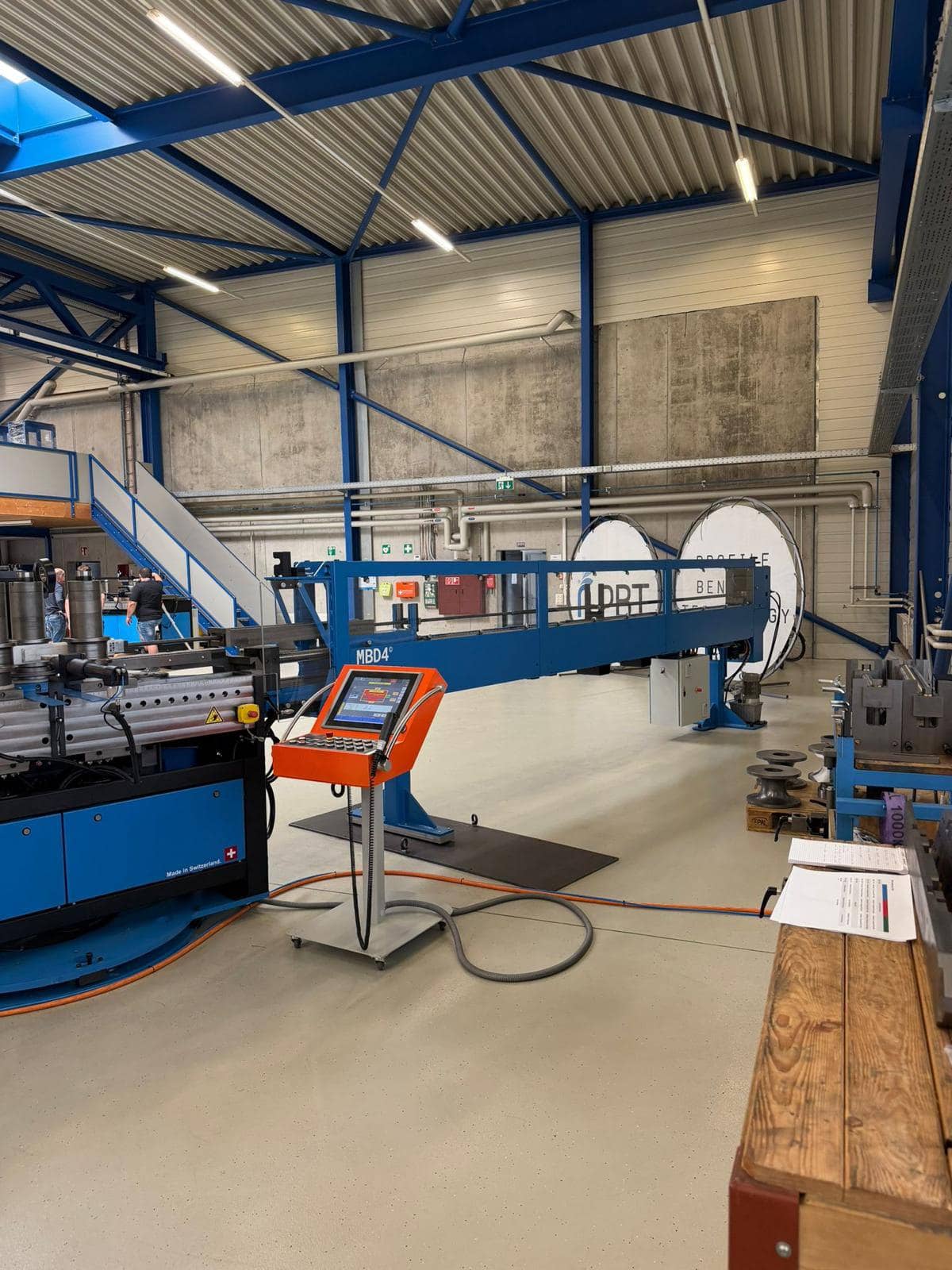 CNC-profielwalsmachine in de werkplaats