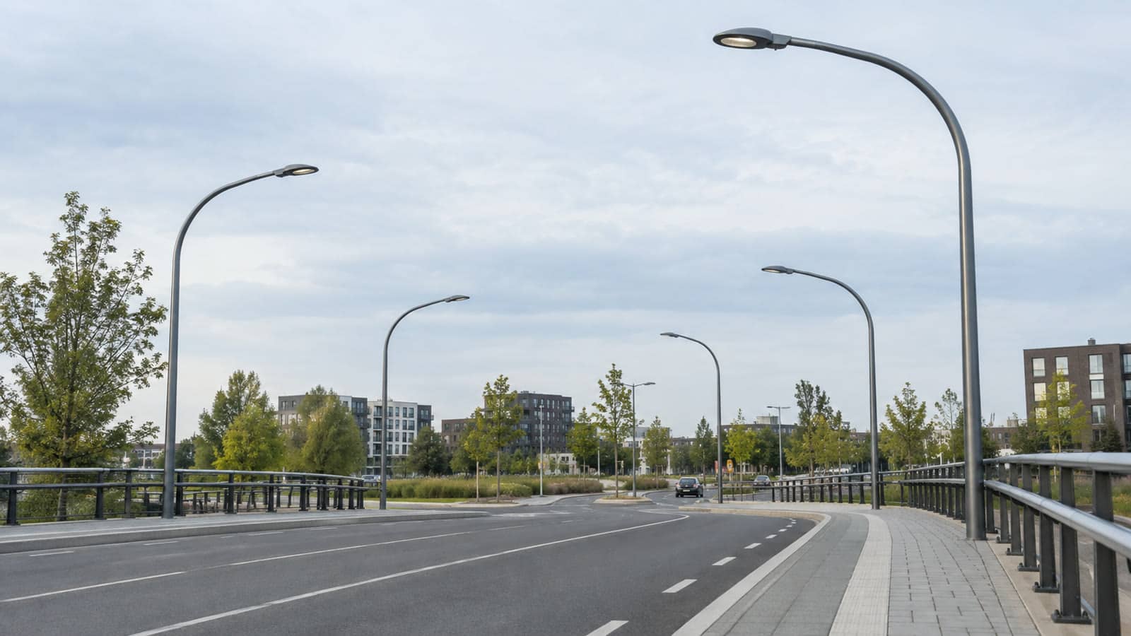 Gebogen lantaarnpalen voor bouw en infra